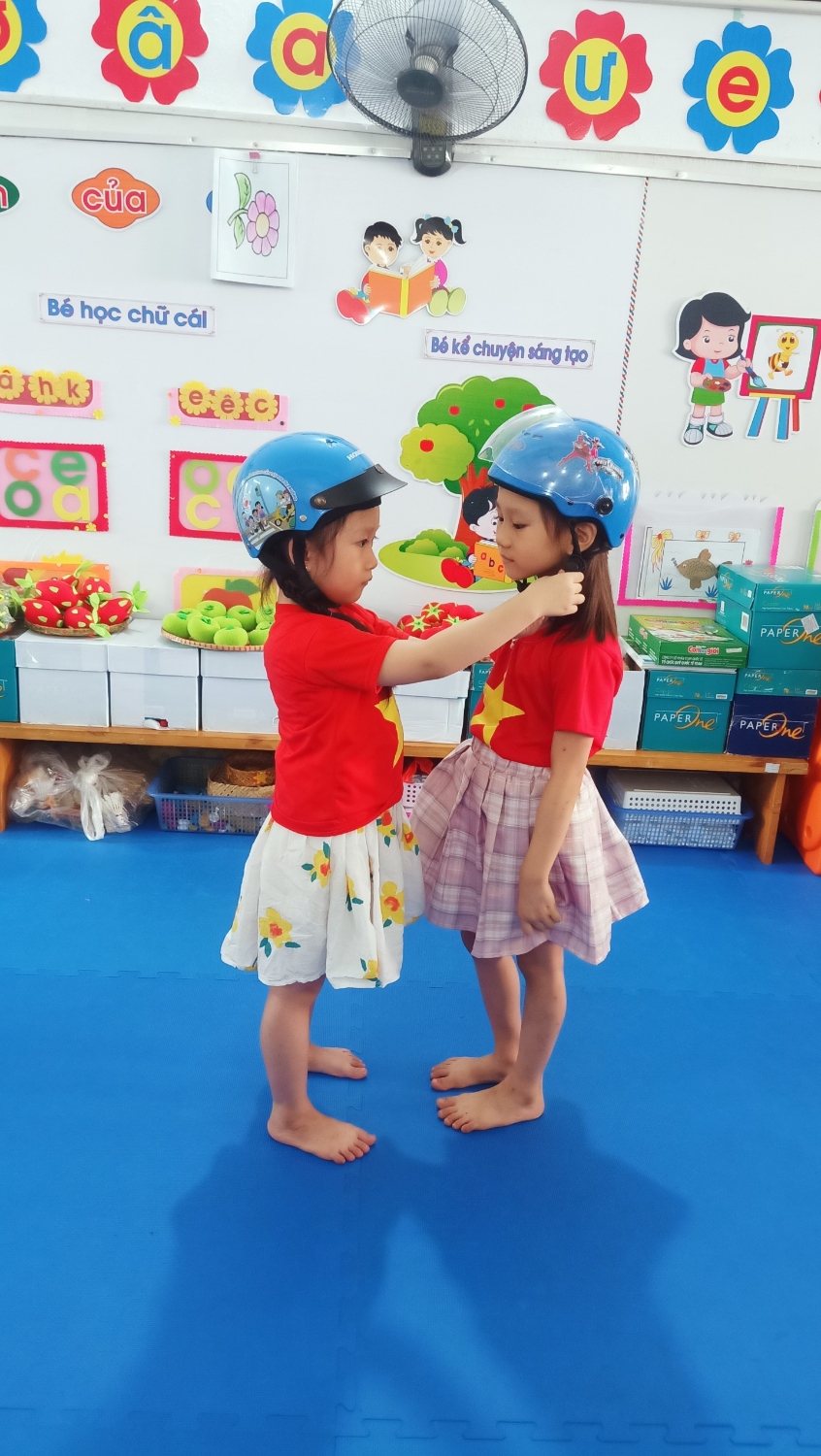 TRƯỜNG MẦM NON 7/5 DẠY KỸ NĂNG ĐỘI MŨ BẢO HIỂM CHO TRẺ MẪU GIÁO