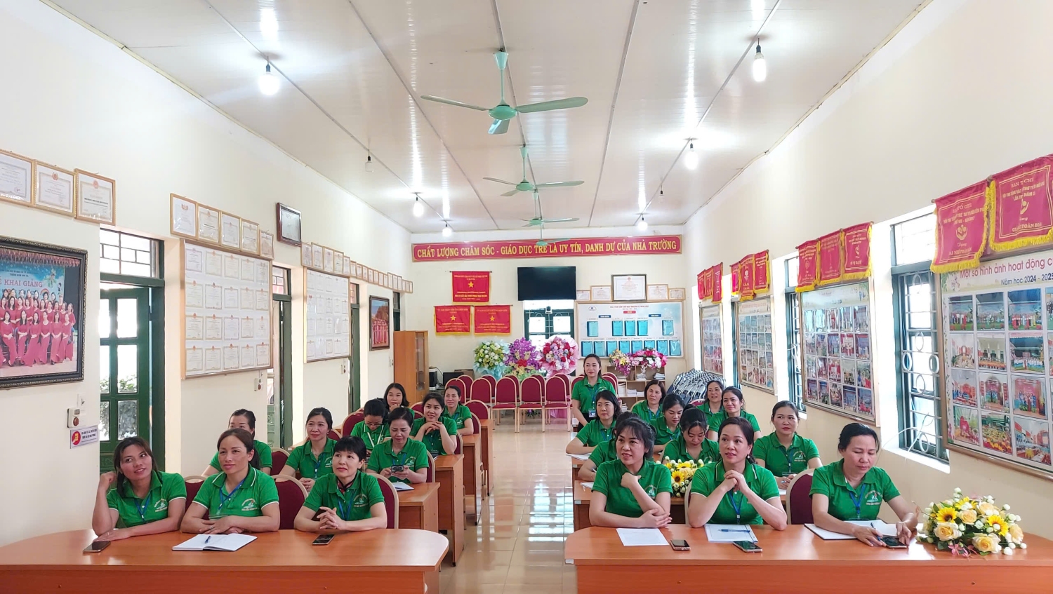 TRƯỜNG MẦM NON 7/5 TỔ CHỨC TẬP HUẤN CHƯƠNG TRÌNH “TÔI YÊU VIỆT NAM”, LỒNG GHÉP GIÁO DỤC GIỚI, TĂNG CƯỜNG TIẾNG VIỆT TRONG CHƯƠNG TRÌNH GDMN