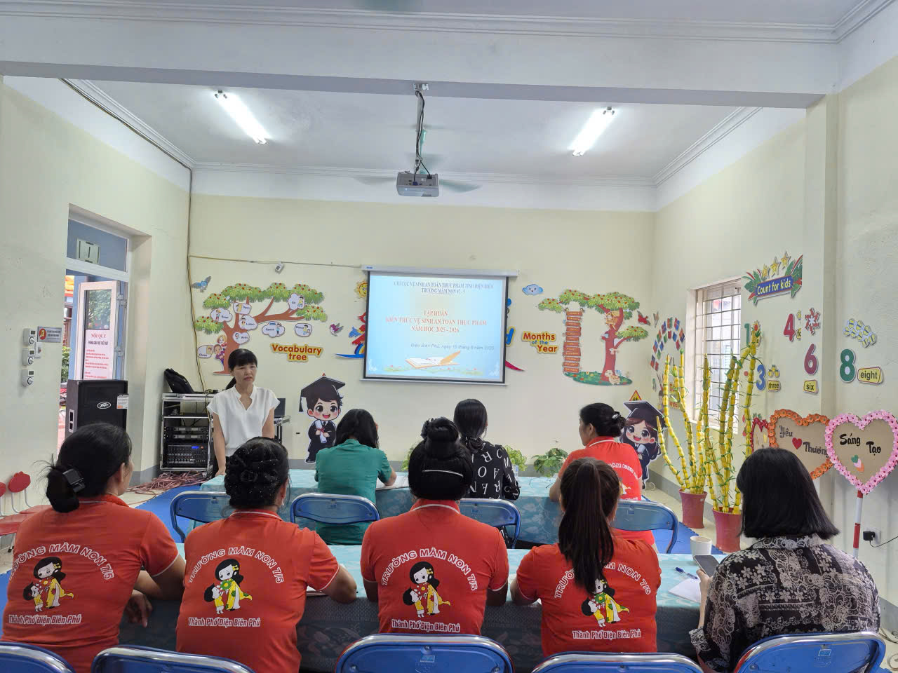 Cán bộ quản lý, giáo viên, nhân viên trường mầm non 07/5 tham gia tập huấn, bồi dưỡng hè 2025