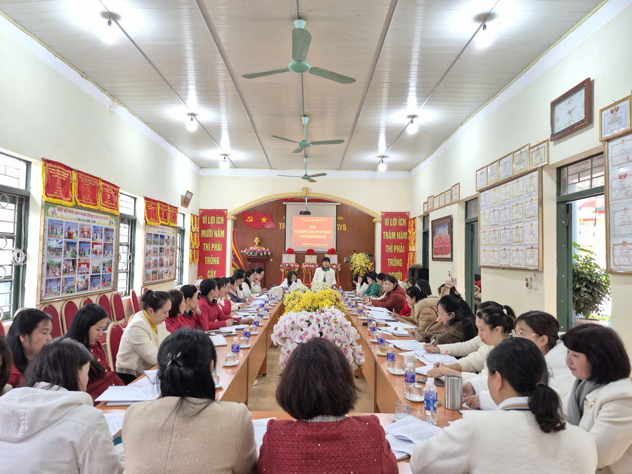 CHI BỘ TRƯỜNG MẦM NON 7/5 TỔ CHỨC HỘI NGHỊ KIỂM ĐIỂM, ĐÁNH GIÁ, XẾP LOẠI CHẤT LƯƠNG CHI BỘ VÀ ĐẢNG VIÊN  NĂM 2025