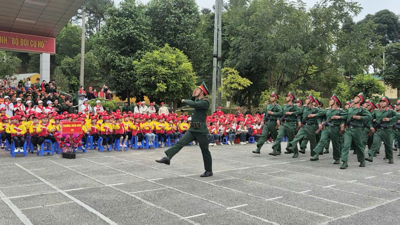 HOẠT ĐỘNG NGOẠI KHÓA THĂM QUAN TẠI TRUNG ĐOÀN 82 CỦA CÔ VÀ BÉ TRƯỜNG MẦM NON 7/5